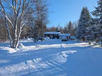 The 8's, Farmhouse Chic 4-Bedroom w/ Garage Access in Grand Marais, Pet Friendly