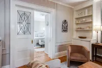 Remodeled Historical Unit With King Bed Walking Distance To Many Attractions!