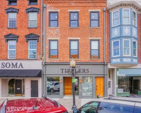 The Addison- Luxury Townhome w/ Rooftop Patio Отели в г. Чилликоти