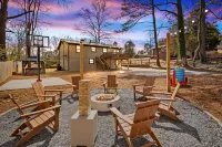 ATL Retreat ~ Hot Tub ~ Firepit  ~ Basketball  ~ Game Room Hôtels à proximité de : Buck Godfrey Stadium