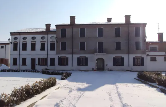 雷萊斯沃利維亞農場假日酒店