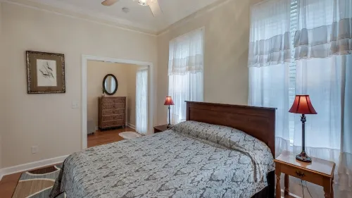 Savannah Historic District - Spacious & Affordable 3 BR near Forsyth Park