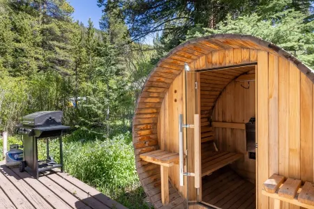 Quaint Dog Friendly Cabin with private sauna and hot tub 7 minutes from Breck