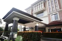 Arion Suites Hotel Hotel dekat Borma Toserba Dakota