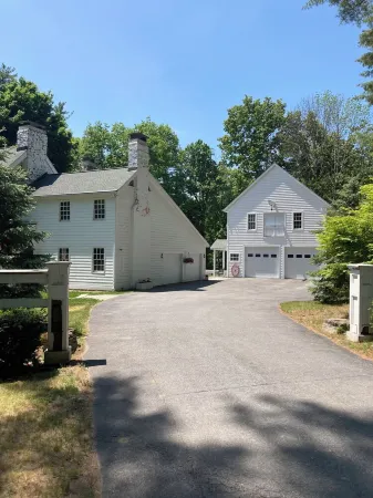 “Carriage House” Walking Distance Private 5 Acres.