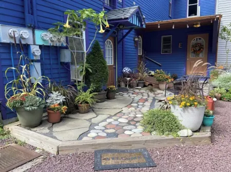 Large private apartment with view of the Old Jail Museum in historic Jim Thorpe.