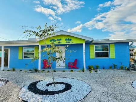 New!  Hidden- Speakeasy-penny floor. 3bd 3bath Boat dock & Walk 2 town FABULOUS Отели в г. Matlacha