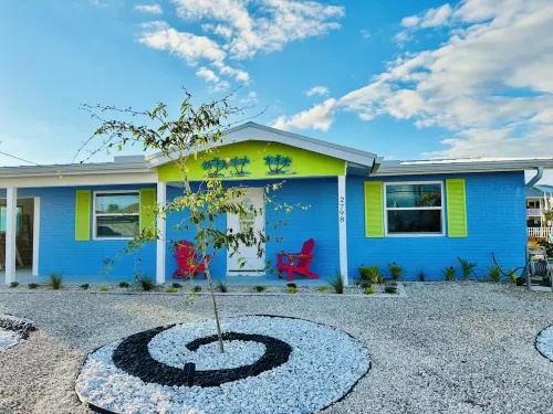 New!  Hidden- Speakeasy-penny floor. 3bd 3bath Boat dock & Walk 2 town FABULOUS