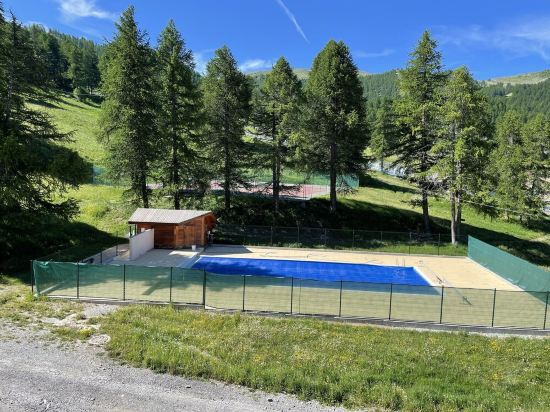 6-person apartment - at the foot of the slopes - swimming pool and tennis court (in summer)