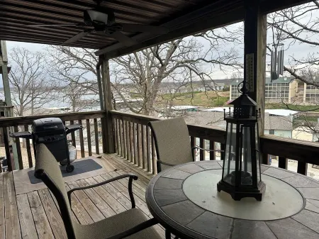 LAKEVIEW CONDO, only 3 steps into condo! Onsite parking and access to the lake.