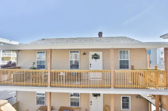 Fully Renovated 3 Bedroom 2 Bath  Apartment 1.5 Blocks from the Beach