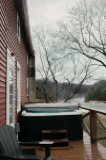 Beautiful Private Lakefront Cottage with Hot tub