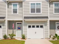 Clean New Townhome: Comfort and Convenience Await! Hotels in Pender County