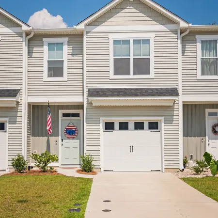 Clean New Townhome: Comfort and Convenience Await!