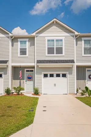 Clean New Townhome: Comfort and Convenience Await!