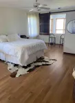Lakeside Resort Home: Sunsets, fishing, paddling - pet friendly