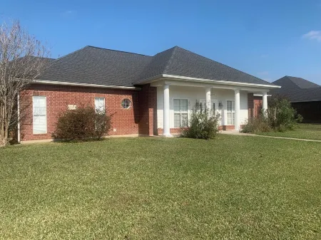 Delightful 4 bedrooms home with swimming pool. Отели в г. Лейк-Чарльз