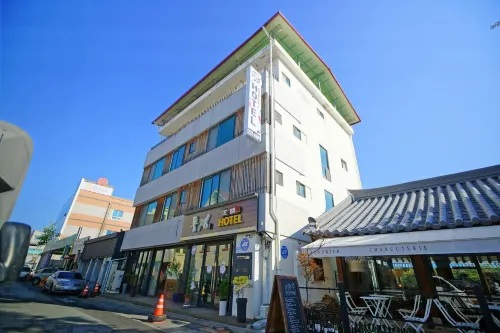 Jeonju Hanok Maeul Pungkyeong Guest and Hotel