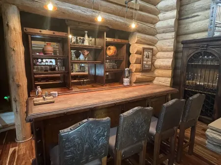 NEW Blue Sky Lodge on 80 Acres! Hot Tub, Decks, WiFi, wet bar, firepit, gym