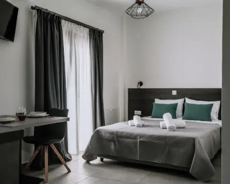 Crystal Studios Hotels in Aristotelis