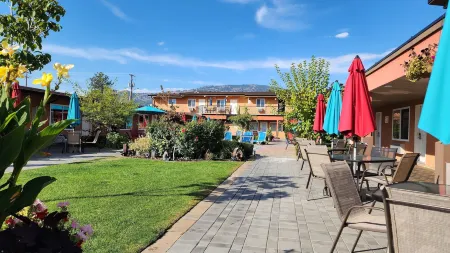 Sahara Courtyard Inn & Suites Osoyoos Отели рядом с достопримечательностью «NK'MIP Cellars»