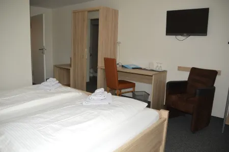 Hotel Zum Großen Krug Отели в г. Брокмерланд