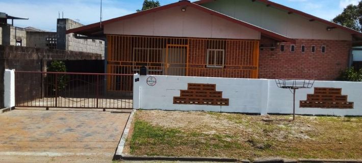 3 Bed House - Sleeps 4 - Parking - Enclosed Garden Các khách sạn ở Paramaribo