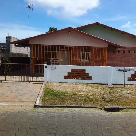 3 Bed House - Sleeps 4 - Parking - Wifi