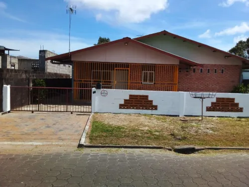 3 Bed House - Sleeps 4 - Parking - Wifi
