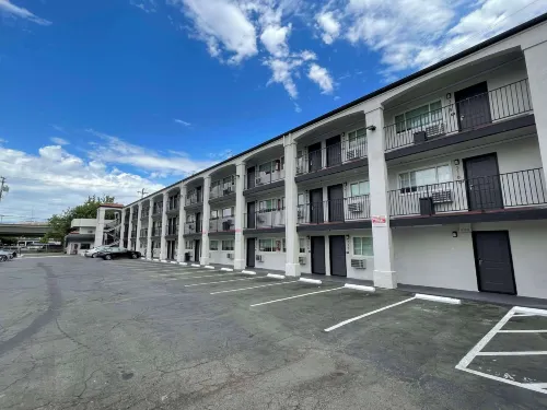 The Midtowner Hotel, SureStay Collection by Best Western - 駐車場