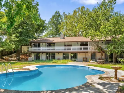 5BR Relaxation Haven Hot Tub Pool Table Fun M Hotel in zona Auto Pro