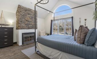 Foggy River Retreat For 16!