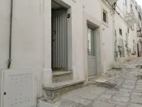 GuestHost - Mirror House Central Apartment