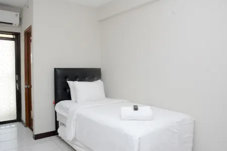 Alluring Studio at Lagoon Apartment Near Bekasi Town Square Отели в г. Rawalumbu