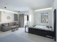 XSuites Hotel - Hot Tub