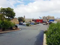 Six Degrees Motel - Parking