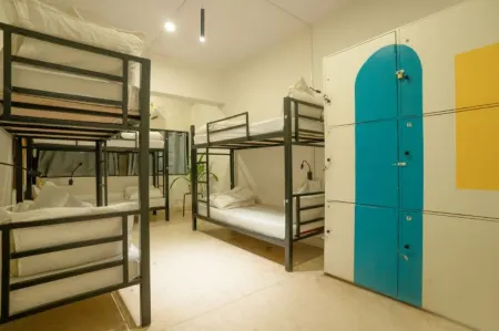 Locomo Express - Stay Work Eat Отели рядом с достопримечательностью «Шри Сиддхивинейак Темпл Прабха Деви»