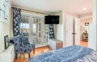 Charming 6-bedroom oceanfront cottage in Falmouth Hotels near Menauhant Yacht Club