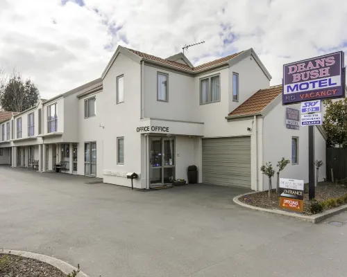 Deans Bush Motel Hotels near Riccarton