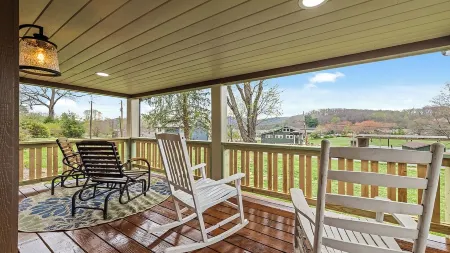 Sagewood Cottage - A Quiet Mtn. Retreat - 3 BR's and 2 BA's  near Lake Junaluska Отели в г. Лейк Джуналаска
