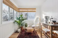 Linden Hills Edina. Remolded Home Near the Lakes. King Bed. Sleeps 10.