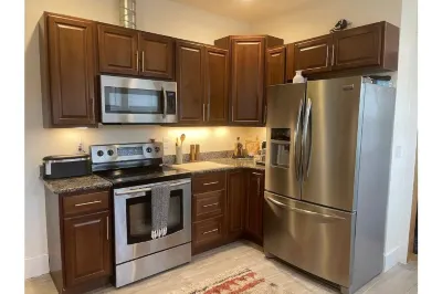 Downtown Crown Jewel w/fireplace & amazing porch Hôtels à proximité de : Albertsons