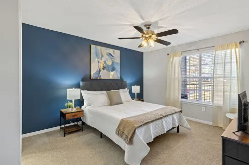 Free Parking Home Steps from Uga & DT, Pool + Gym. Gated, Pool and Gym