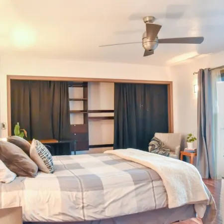 Private Room and Entrance, amazing views, deck space.