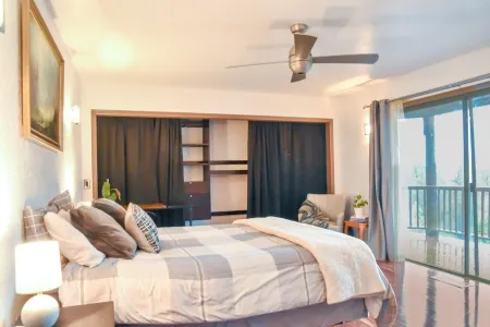 Private Room and Entrance, amazing views, deck space.