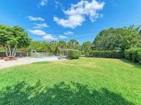 PARADISE RETREAT A 3/2 PET FRIENDLY POOL HOUSE ウェスト・ブレイドゥントンのホテル