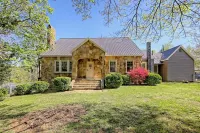 Newly Renovated & Spacious 4/3.5 Peaks Ridge @ Downtown Clayton - Pet Friendly!