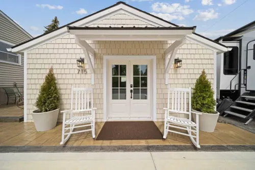 Modern Comfort and Prime Location - Charming Cozy Retreat Hotels in Coeur d'Alene