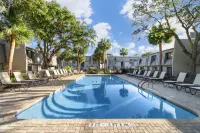 Private Rooftop Deck and Sparkling Pool - Beautiful Island Haven