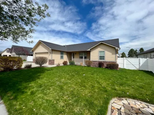 Charming Hideaway with Spacious Open Floor Plan - Delightful Comfort